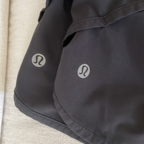 Lululemon Speed Up Low-Rise Lined Short 2.5" Size 6 Color Black - Picture 5 of 6
